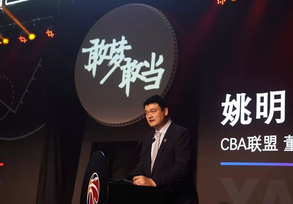 意大利足球记者拉维利和帕西里尼在《晚邮报》评论称，莱奥的进球数和约维奇一样，这是不可接受的。